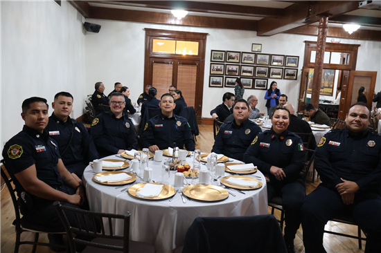 RECONOCE COCENTRO CON POSADA A POLICÍAS MUNICIPALES Y BOMBEROS POR BRINDAR SEGURIDAD