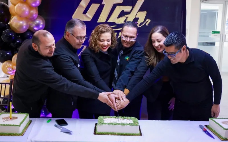 CONDECORA UTCH SUR A PERSONAL CON 5 Y 10 AÑOS DE SERVICIO