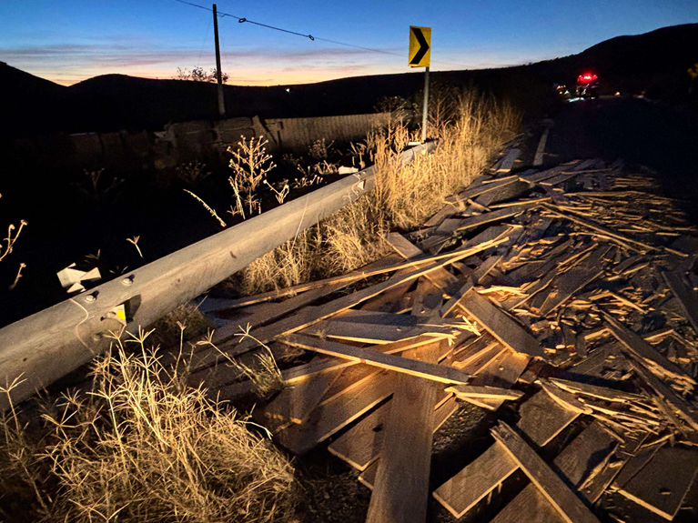VUELCA TRÁILER CARGADO CON MADERA EN CARRETERA LIBRE A JUÁREZ; HAY 1 MUERTO