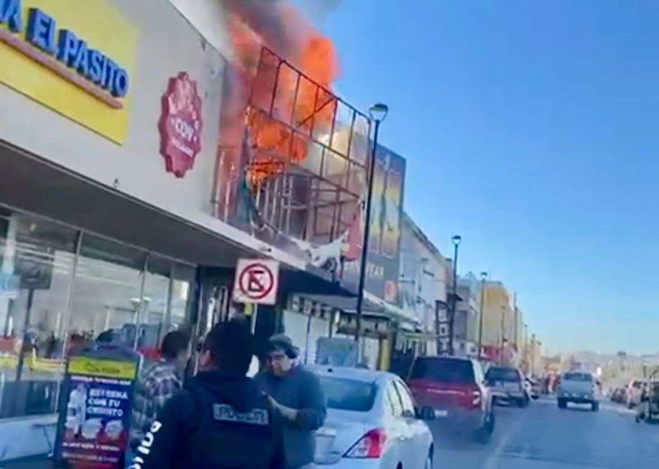  INTENTAN LOCATARIOS APAGAR INCENDIO EN TALABARTERÍA