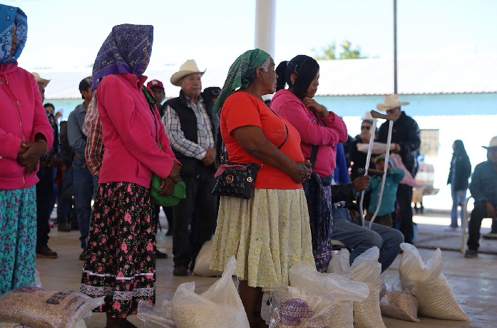 REPARTE SPYCI SEIS TONELADAS DE GRANOS Y 300 CHAMARRAS EN GUAZAPARES