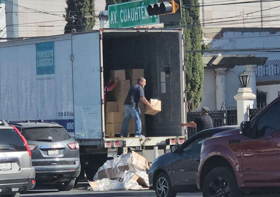 DEJAN TRAILER CON MISTERIOSA CARGA EN CASA DE SENADORA