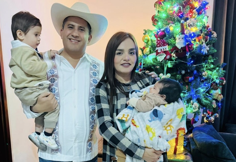 “ESTA NAVIDAD SE SIENTE TAN FRÍA CON TU AUSENCIA. JAMÁS IMAGINÉ QUE NOS HICIERAS FALTA UN DÍA”; LA ALCALDESA DE URUAPAN RECUERDA A CARLOS MANZO