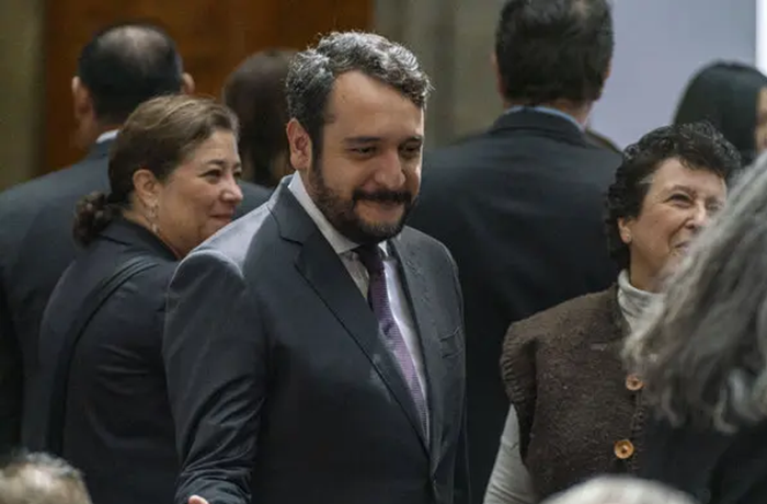 JOSÉ RAMÓN LÓPEZ BELTRÁN, HIJO DEL EXPRESIDENTE AMLO, ES CAPTADO COMPRANDO EN TIENDA DE LUJO EN HOUSTON