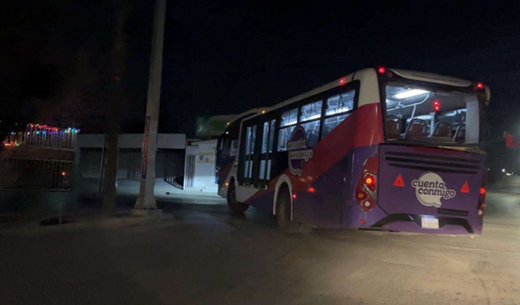 CHOFER DE JUÁREZBUS INTENTA GANARLE EL PASO AL TREN Y CHOCA