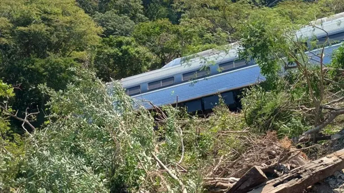 LA MÁQUINA PRINCIPAL DEL TREN INTEROCEÁNICO DESCARRILÓ EN OAXACA, CON NUEVE INTEGRANTES DE LA TRIPULACIÓN Y 241 PASAJEROS A BORDO