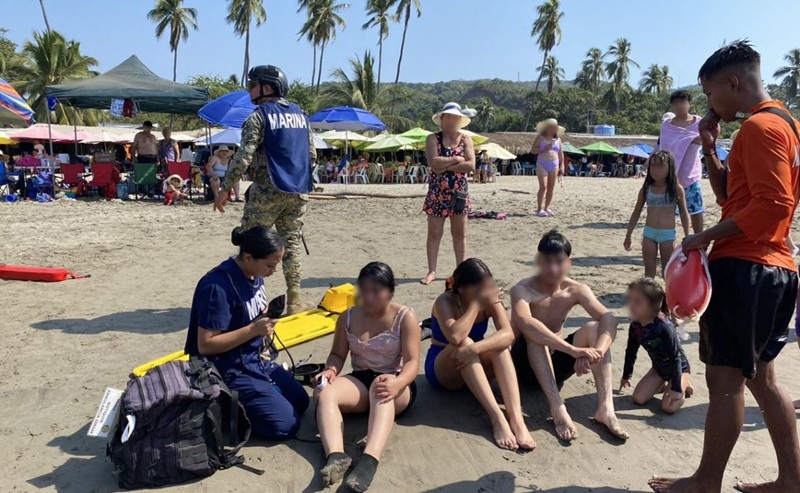 UN HOMBRE Y TRES JÓVENES FUERON RESCATADOS POR LA MARINA Y AUTORIDADES DE GUERRERO TRAS SER ARRASTRADOS MAR ADENTRO