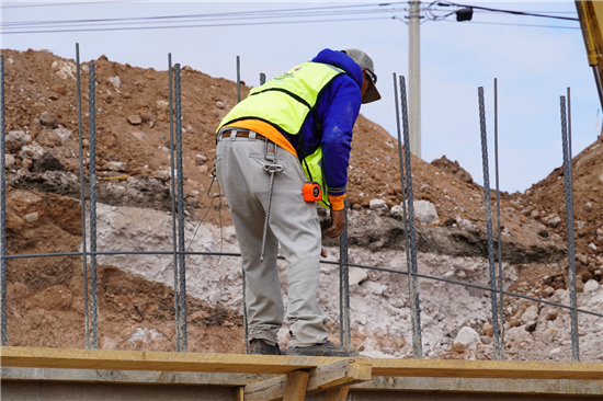 TRABAJA MUNICIPIO EN MUROS DEL PUENTE VEHICULAR DE LA COLONIA SIERRA AZUL