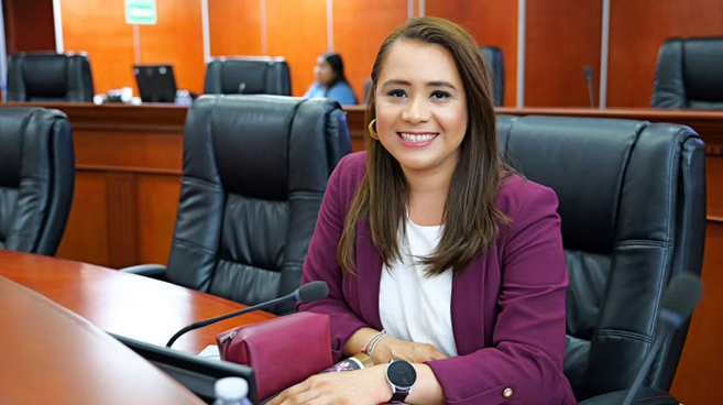 RETIENEN A LA DIPUTADA ALEJANDRA ANG EN FRONTERA DE EE.UU. POR LLEVAR EFECTIVO SIN DECLARAR