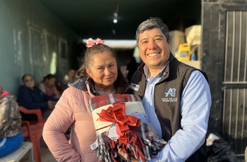 PARTE LA ROSCA DE REYES EL REGIDOR ADÁN GALICIA CON HABITANTES DE LA NUEVO MILENIO