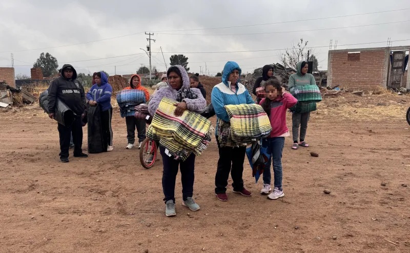 GOBIERNO DEL ESTADO AYUDA A MITIGAR FRÍO DE COMUNIDAD INDÍGENA