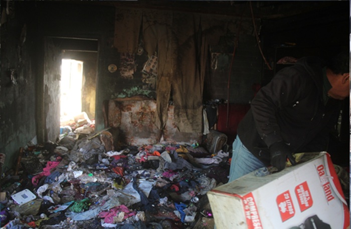 APOYA GOBIERNO MUNICIPAL EN LIMPIEZA DE VIVIENDA QUEMADA EN COLONIA 2 DE OCTUBRE