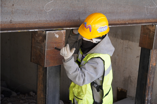 TRABAJA MUNICIPIO EN COLOCACIÓN DE ESTRUCTURA EN PUENTE DE RIBERAS DEL SACRAMENTO