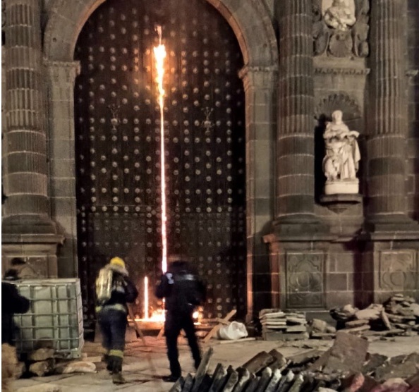 REGISTRAN INCENDIO EN LAS PUERTAS DE CATEDRAL DE PUEBLA