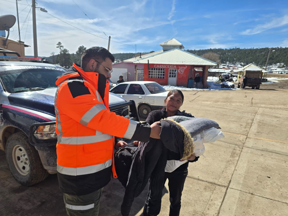 LLEVA PROTECCIÓN CIVIL APOYOS A FAMILIAS DE EL VERGEL AFECTADAS POR BAJAS TEMPERATURAS