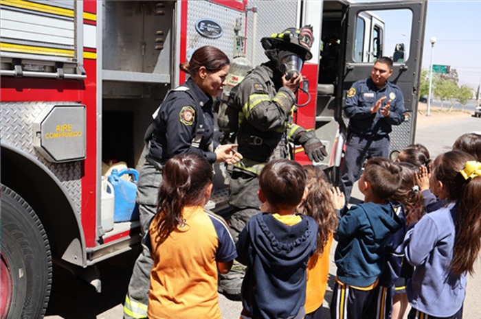 IMPARTEN BOMBEROS PLÁTICAS EN ESCUELAS PARA PREVENIR Y SABER ACTUAR ANTE INCENDIOS