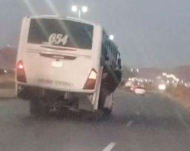 CIRCULA CAMIÓN DE PUNTA ORIENTE A EXCESO DE VELOCIDAD Y CON SOBRECUPO