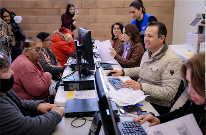 RECIBE ALCALDE MARCO BONILLA DOCUMENTOS DE SOLICITANTES DE BECA PAAM 2026