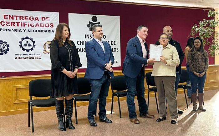 CULMINAN ESTUDIOS DE NIVEL BÁSICO 70 ADULTOS A TRAVÉS DEL PROGRAMA ALFABETIZATEC