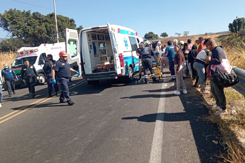 7 MUERTOS Y 25 LESIONADOS RESULTADO DE VOLCADURA EN LA CURVA DEL DIABLO