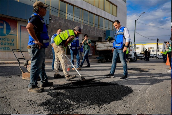 SUPERVISA MARCO BONILLA TRABAJOS DE BACHEO EN LA SANTO NIÑO; MANTENIMIENTO VIAL CONTINÚA EN TODA LA CIUDAD