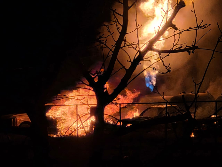 UNA GASERA UBICADA EN LA CARRETERA CHIHUAHUA–ALDAMA, REGISTRÓ UN FUERTE INCENDIO ESTA MADRUGADA.
