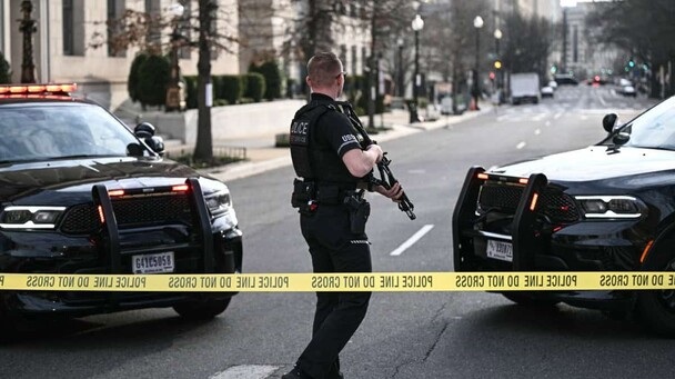 UN CONDUCTOR CHOCÓ SU CAMIONETA CONTRA UNA DE LAS BARRICADAS DE LA CASA BLANCA LA MAÑANA DEL MIÉRCOLES 11 DE MARZO
