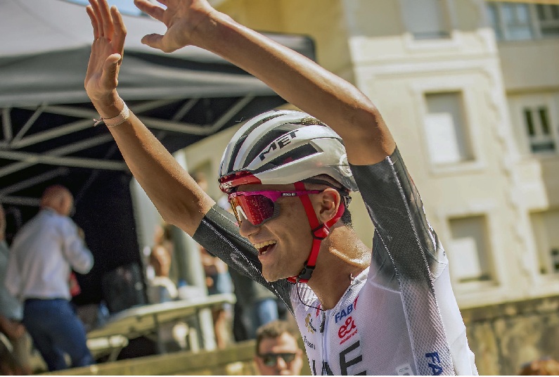 ISAAC DEL TORO LEVANTARÁ POR PRIMERA VEZ EN SU CARRERA EL ‘TRIDENTE’ DE CAMPEÓN TRAS SU VICTORIA EN LA ‘CARRERA DE LOS DOS MARES’