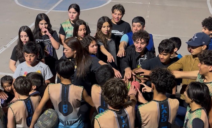 REGIDOR ADÁN GALICIA ENTRENA CON JÓVENES BASQUETBOLISTAS DE TIMBERWOLVES EN EL PARQUE MEZQUITES SUR