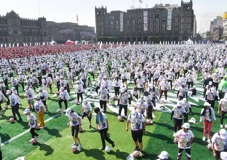 CDMX ROMPE RÉCORD GUINNESS CON LA CLASE DE FUTBOL MÁS GRANDE DEL MUNDO EN EL ZÓCALO