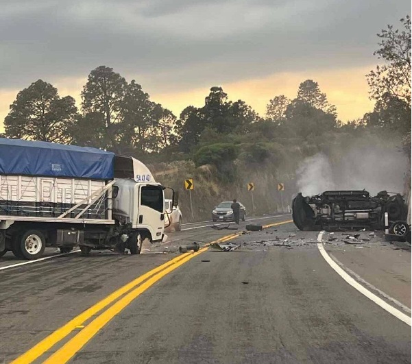 TRES JÓVENES MURIERON Y OTROS DOS RESULTADOS HERIDOS EN UN CHOQUE OCURRIDO EN LA CARRETERA TOLUCA-VALLE DE BRAVO