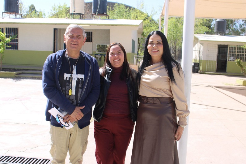 REGIDORA MYRNA MONGE ENTREGA MATERIALES DE LIMPIEZA A LA ESCUELA PRIMARIA 