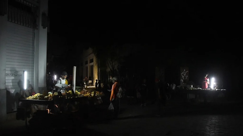 TRAS UN NUEVO APAGÓN TOTAL CUBA TRATA DE RECUPERAR EL SUMINISTRO ELÉCTRICO