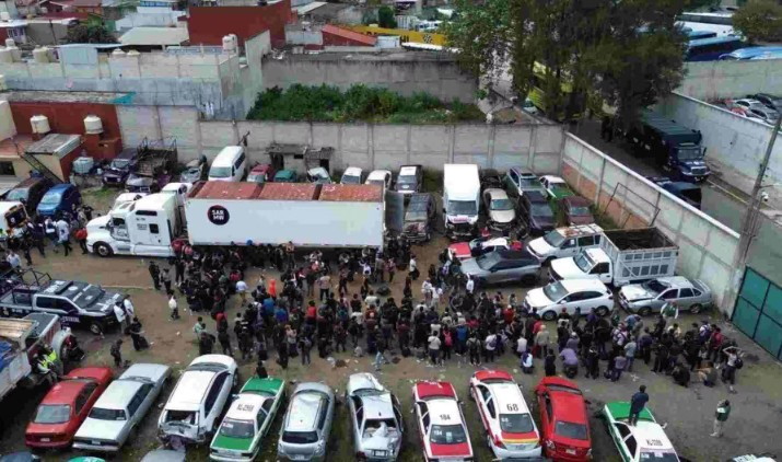 AUTORIDADES FEDERALES Y ESTATALES HALLARON A 229 PERSONAS MIGRANTES DENTRO DE LA CAJA DE UN TRÁILER EN VERACUZ
