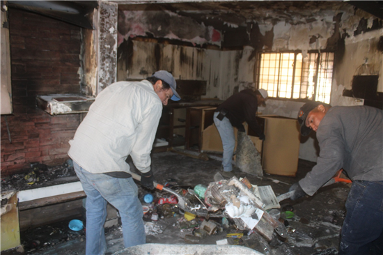 ATIENDE GOBIERNO MUNICIPAL SOLICITUD DE LIMPIEZA EN VIVIENDA QUEMADA