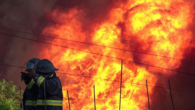 EDIFICIO DE TORONTO PROVOCA EXPLOSIONES Y MOVILIZA A BOMBEROS