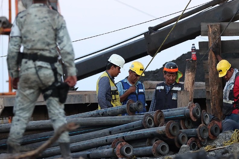 LOS MINEROS ATRAPADOS EN LA MINA SANTA FE, EN SINALOA, RECIBEN AGUA Y OXÍGENO