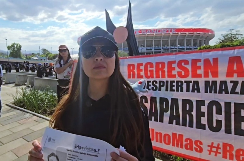 LA MADRE DE CARLOS EMILIO ALZA LA VOZ EN EL ESTADIO AZTECA