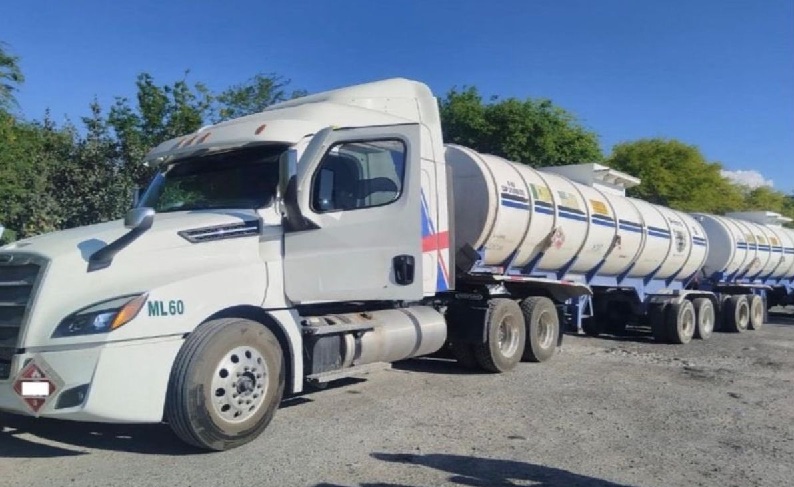 EJÉRCITO Y GUARDIA NACIONAL ASEGURARON DOS TRACTOCAMIONES CARGADOS DE HIDROCARBURO ILEGAL EN TAMAULIPAS