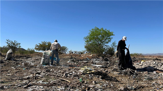 HABITANTES DEL SECCIONAL EL CHARCO UNEN FUERZAS PARA RETIRA RESIDUOS DE BASURERO CLANDESTINO