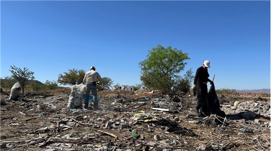HABITANTES DEL SECCIONAL DE EL CHARCO UNEN FUERZAS CON MUNICIPIO PARA RETIRAR RESIDUOS DE BASURERO CLANDESTINO