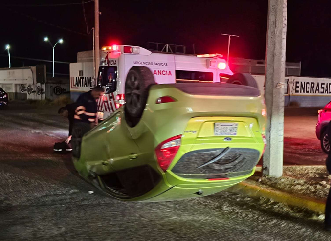 DESTROZA SU AUTO Y TERMINA VOLCADO EN LA TECNOLÓGICO