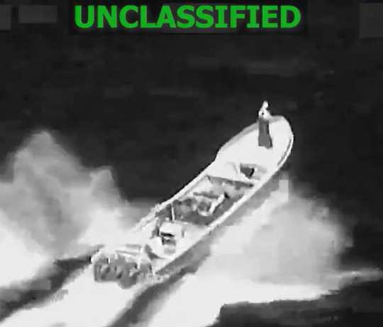 EU DESTRUYÓ UN NUEVO BOTE OPERADO POR ORGANIZACIONES LIGADAS AL NARCOTRÁFICO EN EL PACÍFICO, MURIERON DOS PERSONAS.