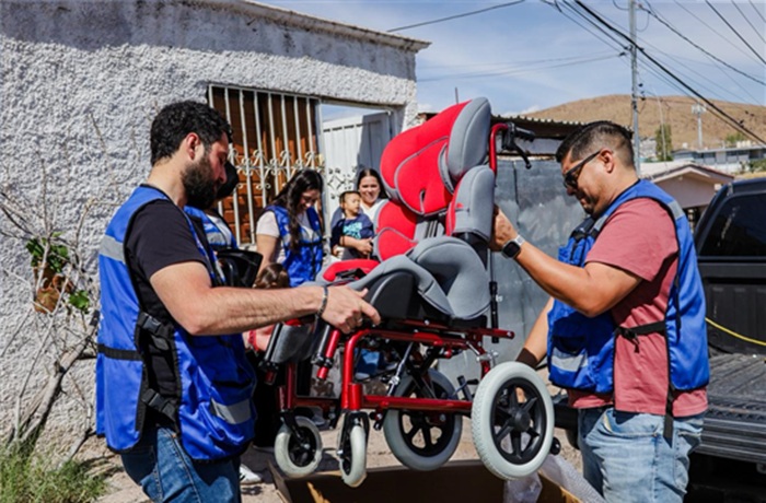 MEJORAR VIDAS EN EQUIPO: COLABORAN DIF MUNICIPAL Y ROTARIOS PARA ENTREGA DE SILLA ESPECIAL