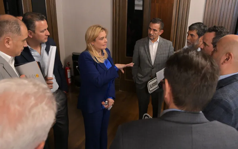 MARU CAMPOS ANALIZA CON EMPRESARIOS PROYECTO DE SEMAFORIZACIÓN PARA LA CAPITAL