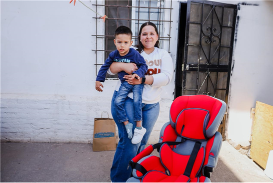 MEJORAR VIDAS EN EQUIPO: COLABORAN DIF MUNICIPAL Y ROTARIOS PARA ENTREGA DE SILLA ESPECIAL