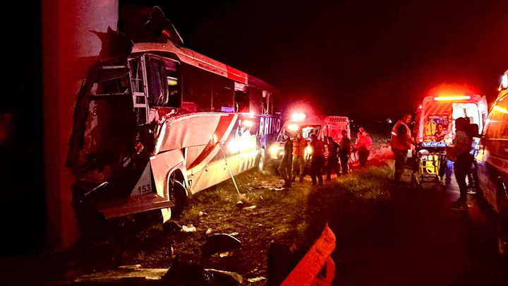 CHOCA AUTOBÚS RUMBO A DELICIAS; REPORTAN VARIOS MUERTOS Y HERIDOS