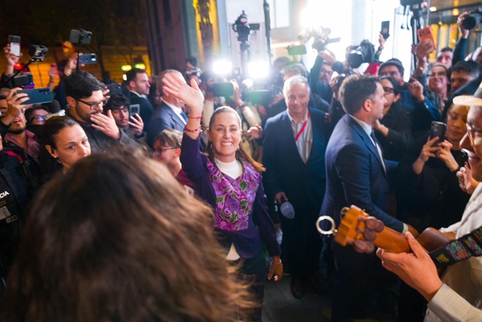 LA PRESIDENTA SHEINBAUM LLEGÓ A ESPAÑA, DONDE PARTICIPARÁ ESTE FIN DE SEMANA EN LA IV CUMBRE EN DEFENSA DE LA DEMOCRACIA