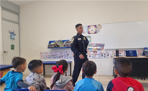  ENSEÑAN A NIÑAS, NIÑOS Y JÓVENES A USAR EL 9-1-1 DE MANERA ADECUADA; MARCO BONILLA RECONOCE A AGENTE DARE POR CREAR HERRAMIENTA DIDÁCTICA