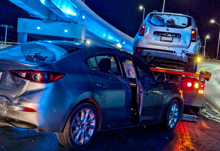 CHOCAN DOS VEHÍCULOS Y TERMINAN IMPACTANDO MURO EN EL PERIJUV